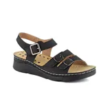 Sandalias bajas color gris claro con tres tiras horizontales con hebillas plateadas y tira trasera con hebilla. Suela beige con diseño ergonómico.