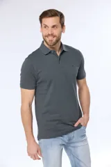 Chomba azul de piqué con cuello clásico, tapeta de dos botones y mangas cortas.