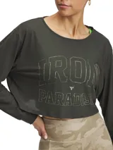Remera corta de manga larga color verde oscuro, con cuello redondo y estampado frontal con el texto "Iron Paradise" en letras plateadas.