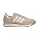 Zapatilla deportiva Adidas modelo SL 72 RS, color beige con tres franjas laterales blancas. Presenta detalles en gamuza y nylon, forro interior blanco y etiqueta en la lengüeta con detalles azules. La suela es de goma con patrón dentado.