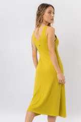 Vestido midi verde oliva de tejido acanalado, con escote en V y silueta al cuerpo con caída fluida.