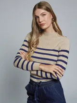 Sweater de tejido de punto color beige con rayas horizontales azules, cuello alto con botones dorados en el hombro.