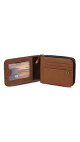 Billetera de cuero color marrón con cierre de cremallera. Interior con espacio para billetes, visor y tarjeteros. Incluye espacio con cierre para monedas.
