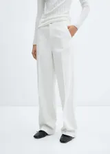 Pantalón de jeans blanco de corte recto y tiro medio, con bolsillos laterales y traseros, trabillas y cierre de cremallera con botón.