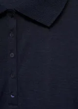 Polo azul marino de tejido de punto con cuello polo y cierre de botones. Diseño entallado y manga larga.