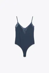 Body azul con escote en pico, tirantes finos ajustables y detalle de encaje en el escote.