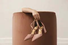 Zapato de tacón de gamuza color tostado, con diseño escotado en V y tiras cruzadas.