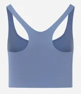 Top deportivo celeste con escote nadador en la espalda y fruncido delantero.