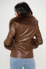 Blazer de cuero marrón con cuello y puños de piel sintética removibles.