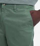 Bermuda masculina de sarga color rosado, con corte recto y bolsillos laterales.