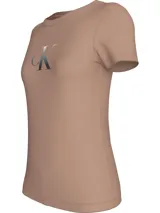 Remera color beige de corte slim, cuello redondo y mangas cortas. Estampado degradado del logo de Calvin Klein en el pecho.
