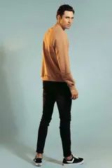 Sweatshirt color marrón claro con cuello redondo y puños ajustados.
