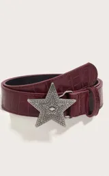 Cinturón color borgoña con textura símil cuero de cocodrilo y hebilla metálica con forma de estrella.