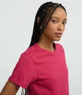 Remera tipo t-shirt de algodón, color beige claro, con cuello redondo y mangas cortas dobladas.