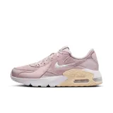 Championes Nike Air Max Excee de mujer, color rosa pálido con detalles en blanco y suela en tono crema. Presentan el logo de Nike en el lateral y la tecnología Air Max visible en la entresuela.