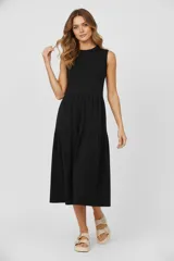 Vestido midi negro de algodón, corte evasé, cuello redondo y sin mangas.