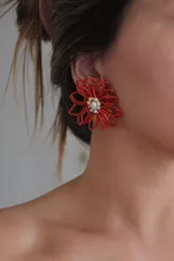 Aros colgantes con forma de flor, hechos con alambre rojo y centro con perla y strass.