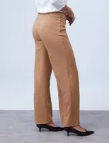 Pantalón negro de pierna ancha, marca Zac & Rachel. Pretina ancha con aplique de botones y bolsillos simulados con tachas.