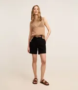 Short de jean azul con cintura alta, trabillas y bolsillos.