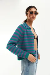 Cardigan tejido de punto a rayas horizontales verdes y violetas, con cuello polo y cierre frontal con botones.