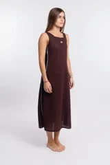 Vestido midi marrón de tejido waffle con breteles anchos y corte recto. Presenta aberturas laterales con ribete blanco y logo bordado en el pecho.