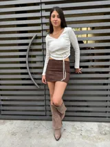 Minifalda negra de corte ajustado.