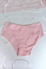 Bombacha tiro alto de algodón elastizado color blanco, con puntilla elastizada.