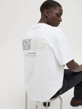 Camiseta blanca de manga corta y cuello redondo con logo Jack & Jones estampado en el pecho.