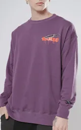 Buzo color morado con estampa de Rambo en el frente.