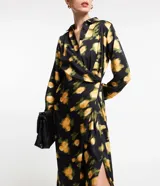 Vestido midi de tejido satinado negro con estampado floral amarillo, cuello solapa, manga larga, abotonado delantero y cruzado lateral.