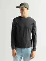 Remera de manga larga gris oscuro, confeccionada en tejido mini piqué de algodón.