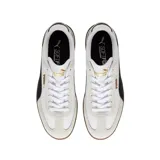 Championes Puma Club LI Era de cuero sintético negro con detalles en amarillo y suela color caramelo.