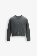 Chaqueta de punto liso color gris confeccionada en 100% lana. Tiene cuello redondo, manga larga, acabados en rib y cierre frontal con botones.