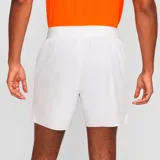 Short deportivo blanco de tenis NikeCourt Advantage para hombre, con cintura elástica, bolsillos laterales y logo de NikeCourt en el muslo.