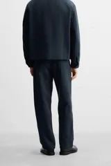 Pantalón azul marino de corte recto, confeccionado en tejido de algodón y lyocell. Cuenta con bolsillos delanteros y traseros.