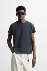 Camiseta azul oscuro de corte slim fit con mangas cortas y cuello redondo.