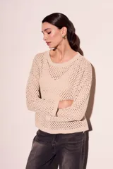 Sweater de calado en color beige con destellos de lurex, de corte ajustado y mangas largas.