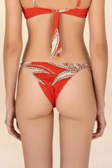 Calzón de bikini color naranja con estampado de hojas en tonos beige y marrón.