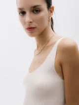 Top de punto color crema, con breteles anchos y escote en V.