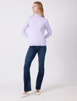 Polera tejida de hilado fino color lila, con cuello alto y manga larga con tajo en el puño.