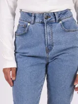 Pantalón jean celeste de corte mom, con tiro alto y bolsillos delanteros y traseros.