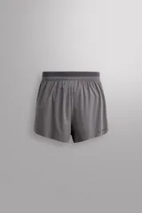 Short de running gris confeccionado en tejido técnico ligero y elástico con forro interior.