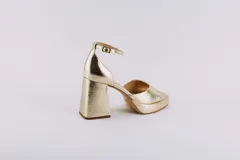 Sandalias de cuero color dorado con plataforma, tacón cuadrado y pulsera al tobillo.