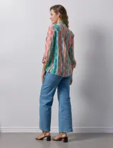 Blusa de gasa estampada multicolor, marca Ruby Rd. Tiene cuello a la base, escote en V, abertura central con botones y plisados en la parte delantera. Las mangas son 3/4 y tienen un largo regulable con presilla y botón.