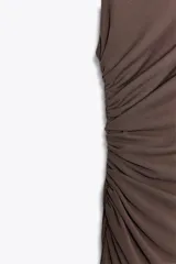 Vestido midi marrón de tejido de punto, con cuello redondo, sin mangas, drapeado en el lateral y abertura en la espalda.