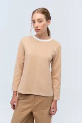 Remera de algodón color camel, de manga larga y corte relajado.