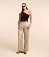 Pantalón de vestir color beige, de corte recto, con trabillas, cintura cruzada y cierre tradicional.