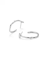 Aros tipo argolla bañados en plata de ley, con forma de T y topacio blanco engarzado.