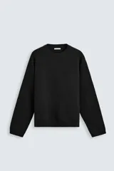 Sweater negro de punto con cuello redondo y mangas largas.