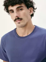 Camiseta marrón de corte recto y mangas cortas.